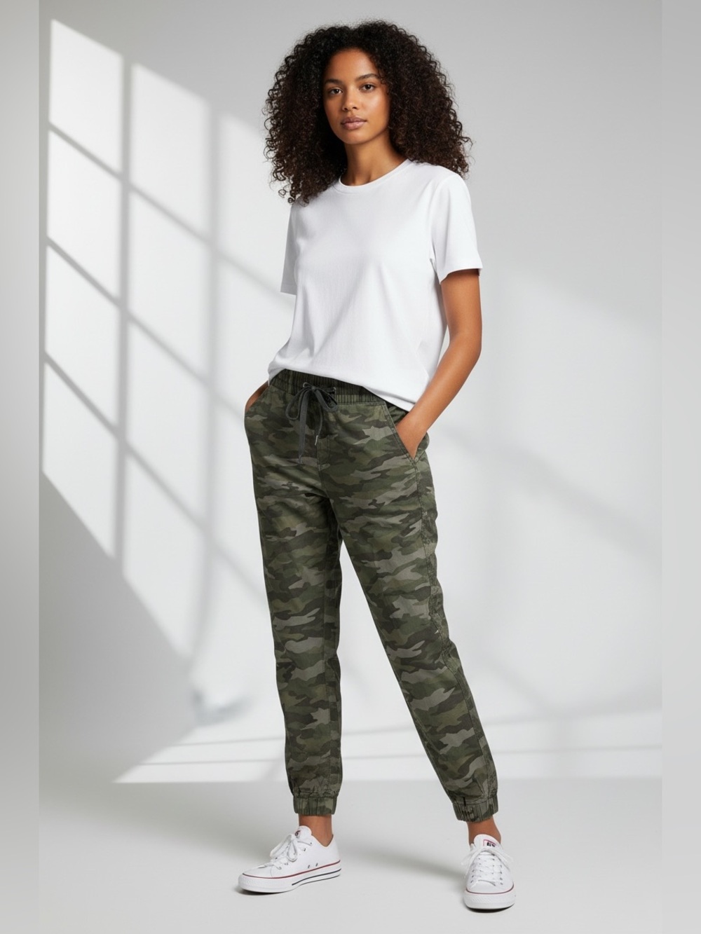 Levi’s Women’s Camouflage Jet Set Taper Pants Size Small NWT
